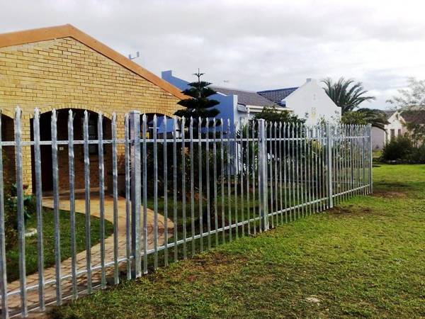 palisade-fencing-gardens