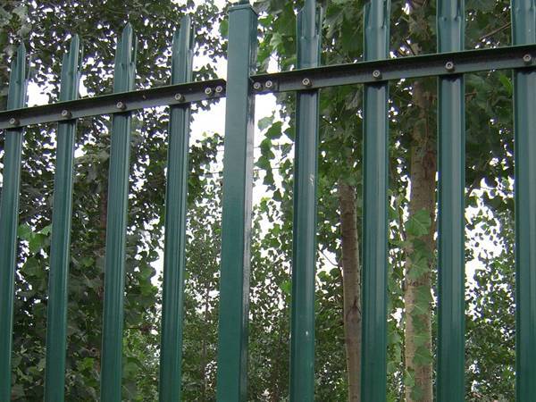 palisade-fencing-square-post-connection