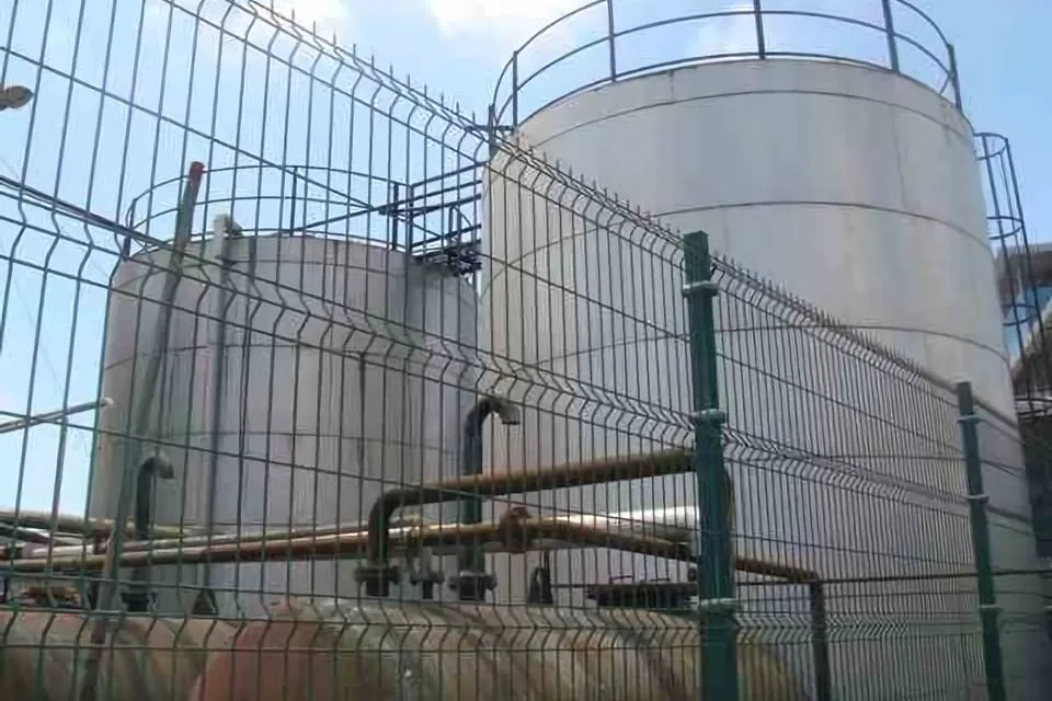 Curvy Wire Fence For Oilfield